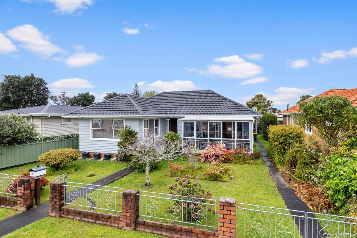 12 Taikata Road, Te Atatu Peninsula, Auckland - Carousel 1