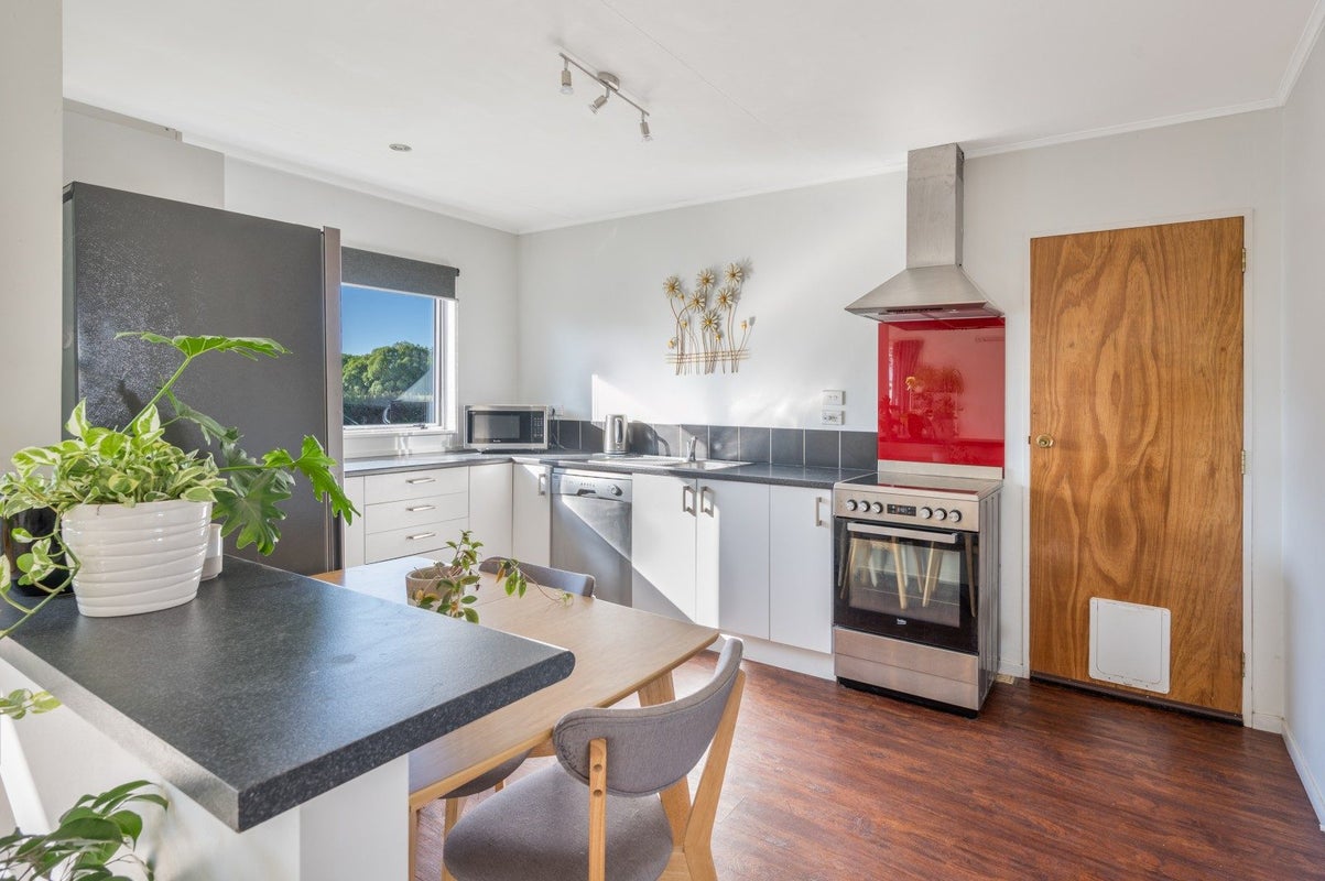 6 Ripon Place, Tamatea, Napier - Carousel 1