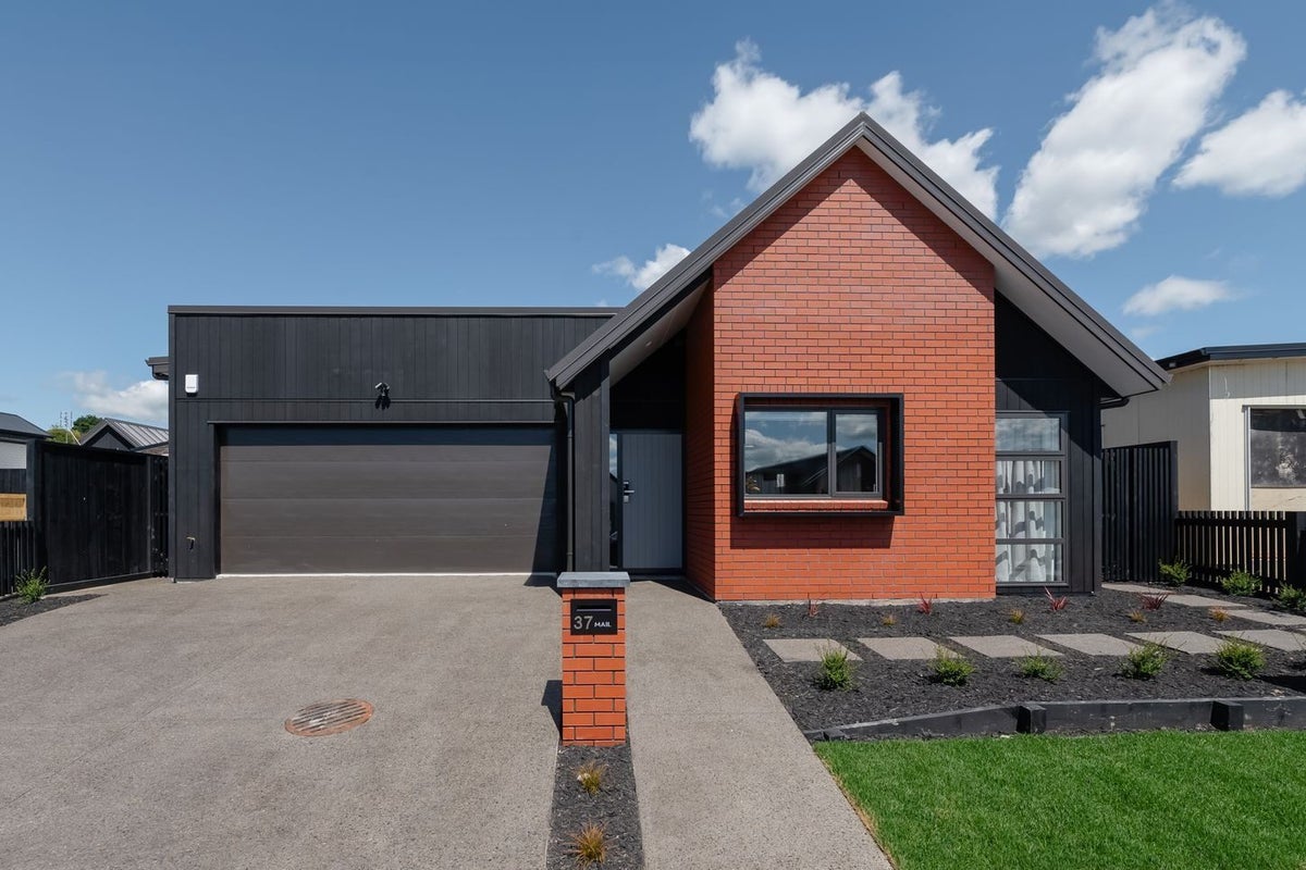 37 Earp Crescent, Chartwell, Hamilton - Carousel 2