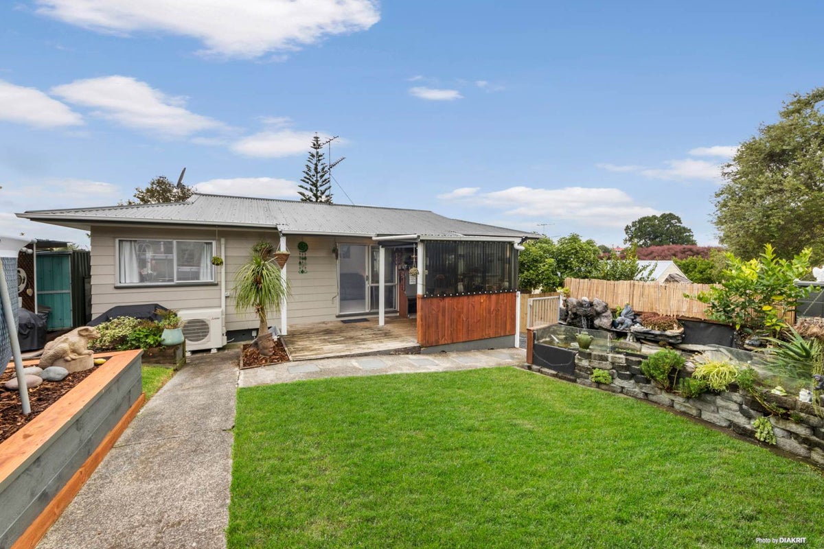 6 Mile Place, Henderson, Auckland - Carousel 1