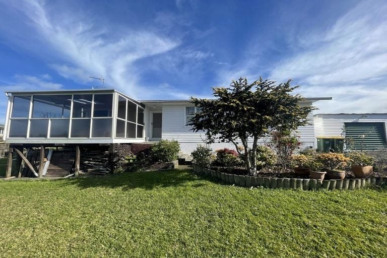 20 Trojan Crescent, New Lynn, Auckland - Carousel 1