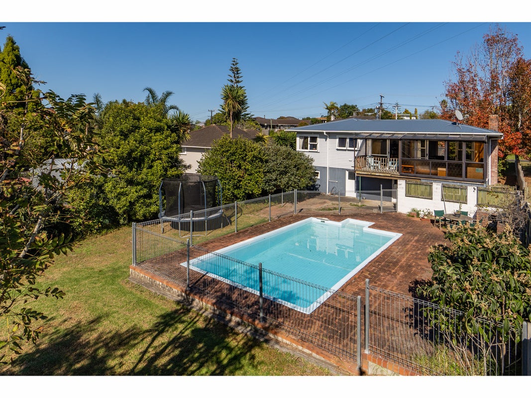 18 Wakeling Avenue, Te Atatu South, Auckland - Carousel 1