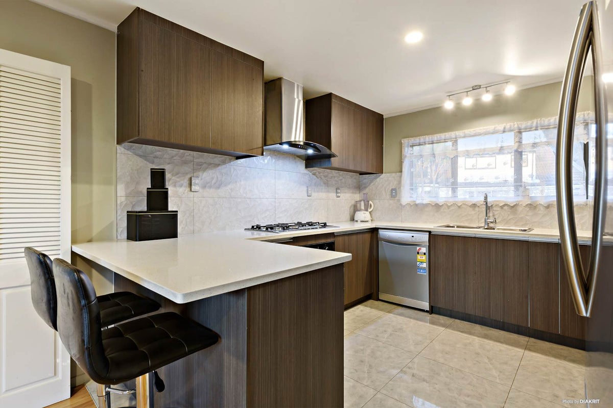 12 Glengowan Place, Conifer Grove, Takanini - Carousel 2