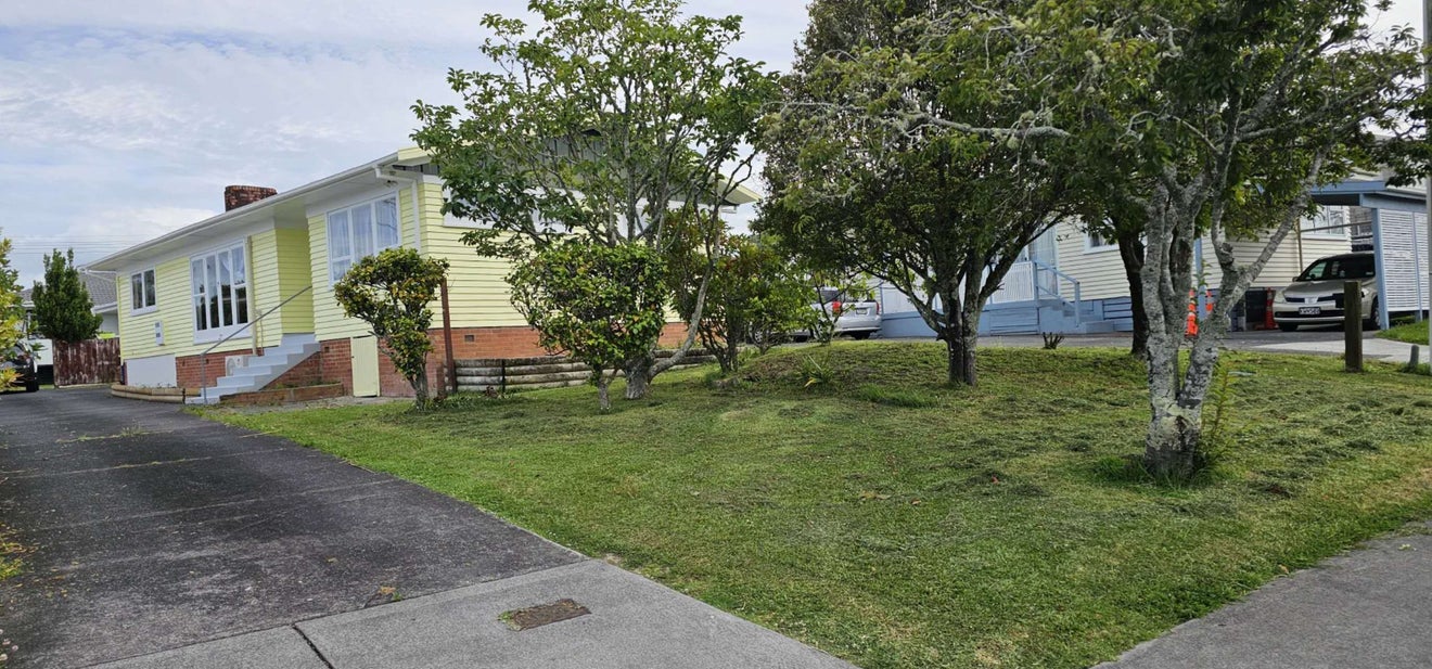 3 Marlene Avenue, Te Atatu South, Auckland - Carousel 1