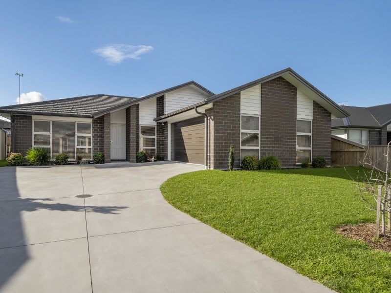 15 Kahuparere Crescent, Pyes Pa, Tauranga - Carousel 1