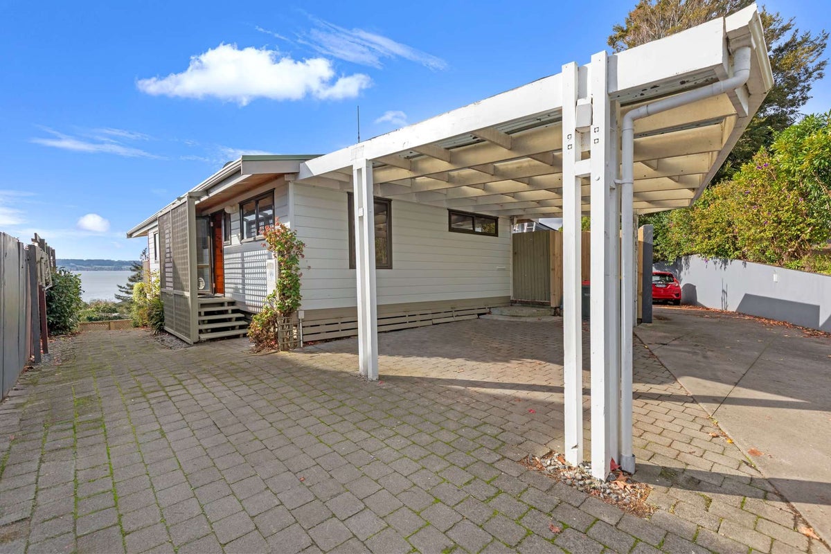 6 Aries Place, Kawaha Point, Rotorua - Carousel 1