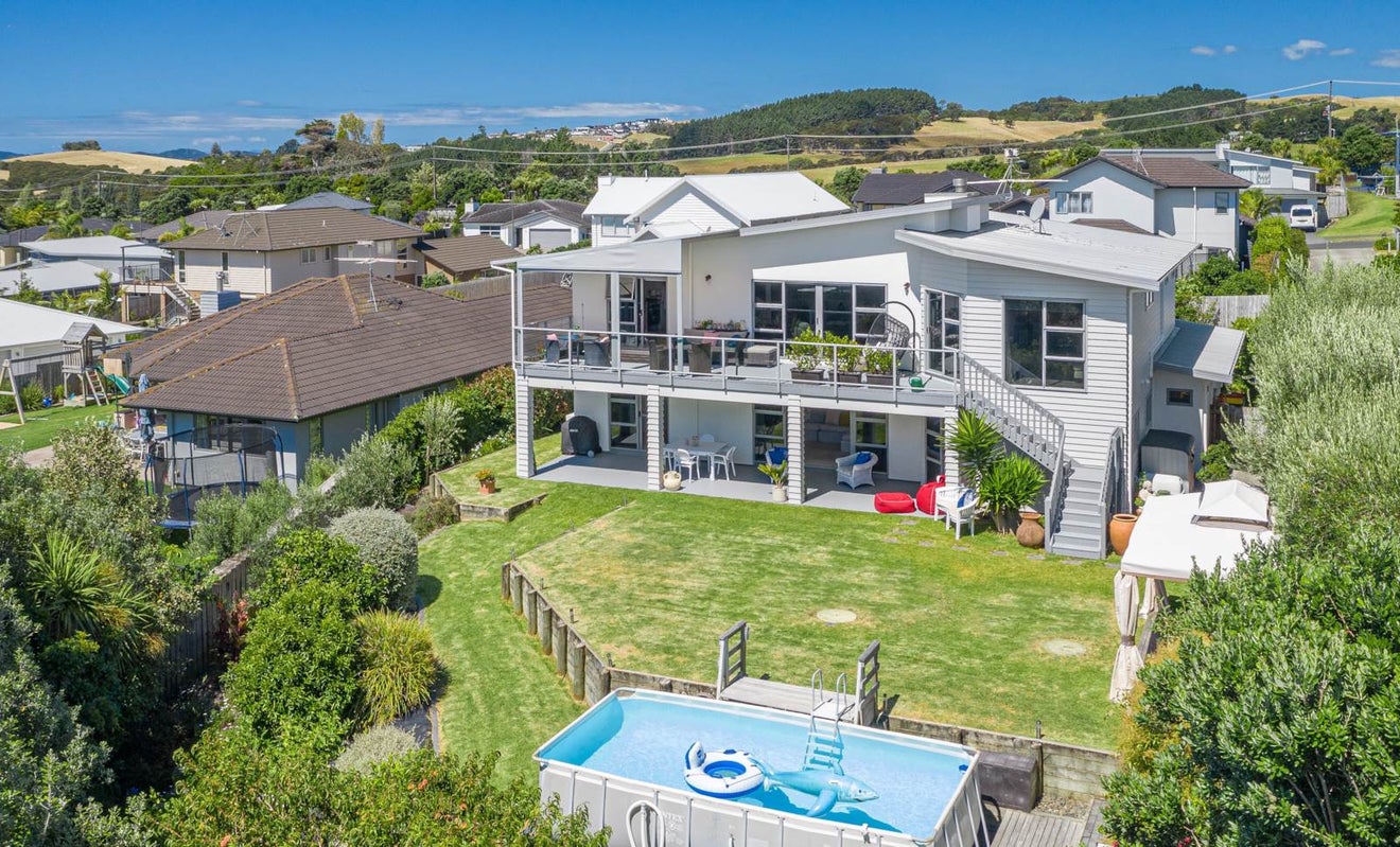 26 Liberty Crescent, Beachlands, Auckland - Carousel 2