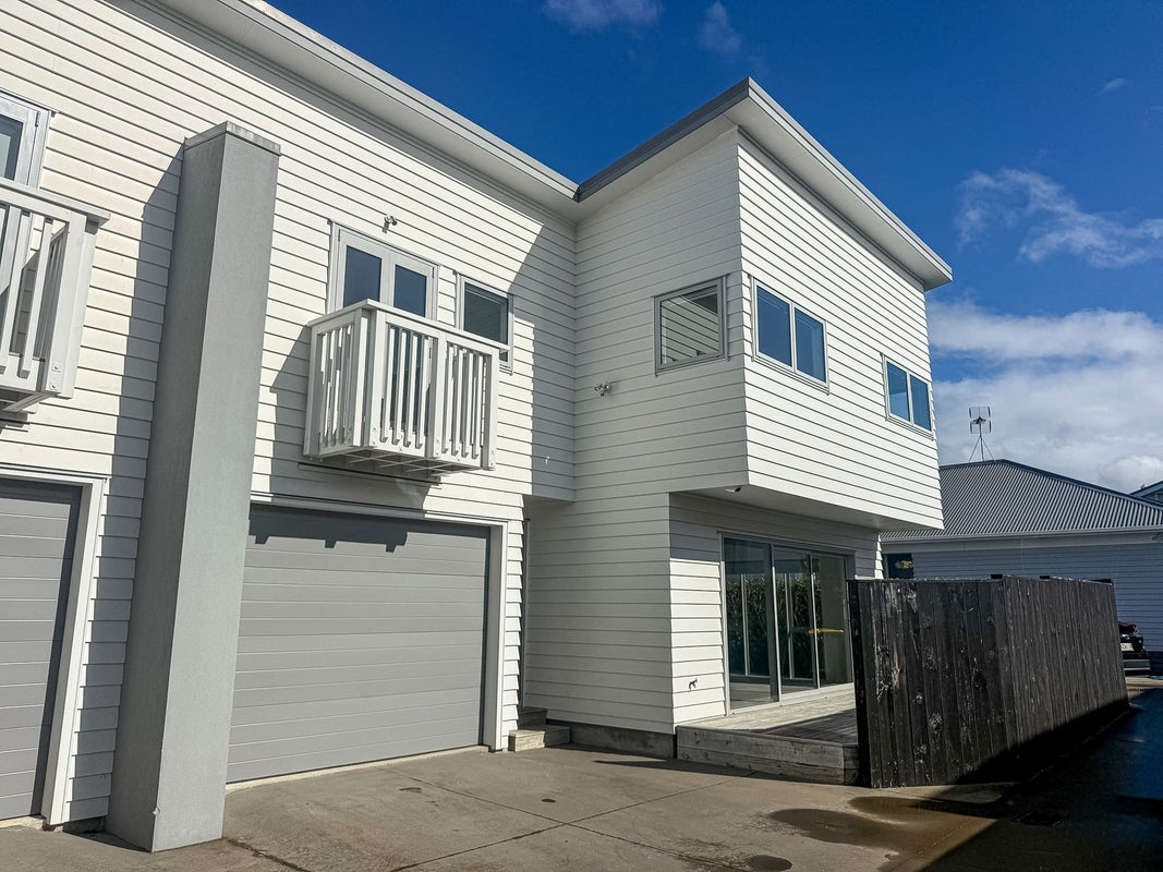 11B Holland Avenue, Point England, Auckland - Carousel 1
