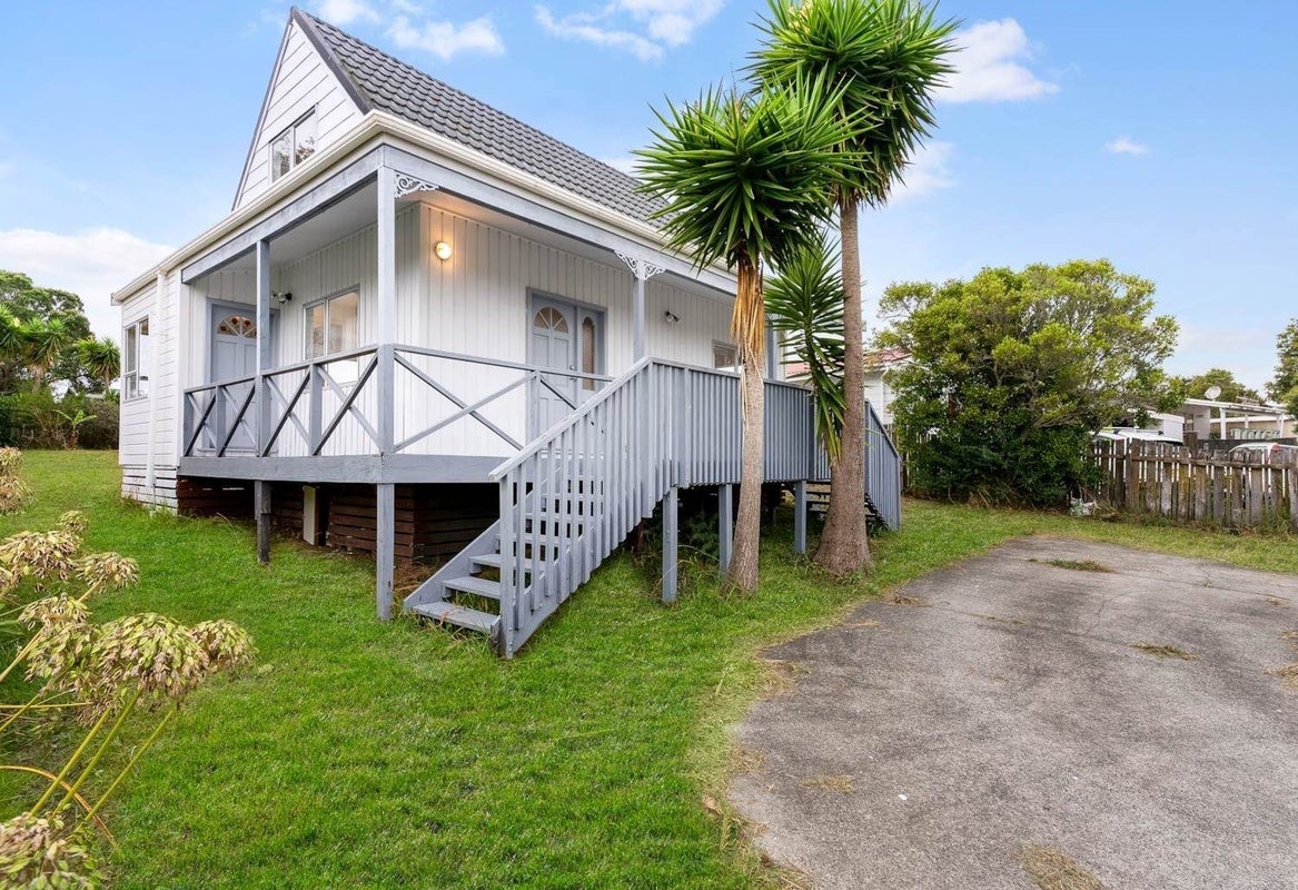 3 Imperial Place, Henderson, Auckland - Carousel 1