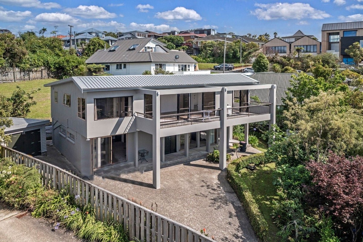 35 Parr Terrace, Castor Bay, Auckland - Carousel 1