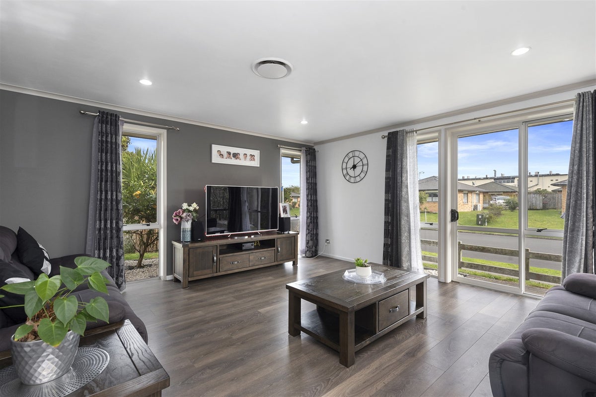 1 Parkside Drive, Huntington, Hamilton - Carousel 2