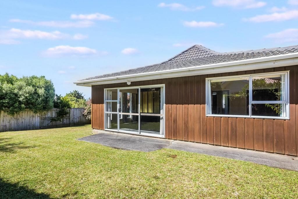 15A Mckeefry Grove, Tawa, Wellington - Carousel 1