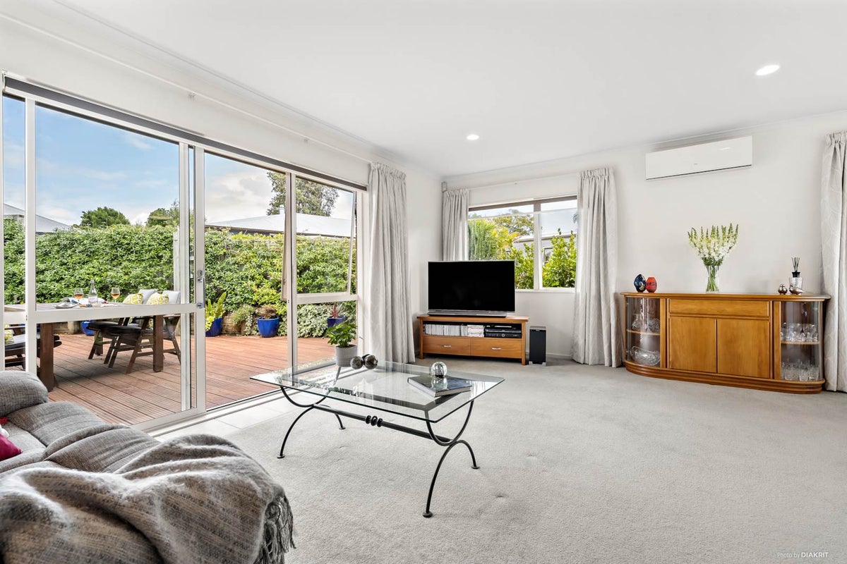 9 Glesan Place, Beachlands, Auckland - Carousel 2