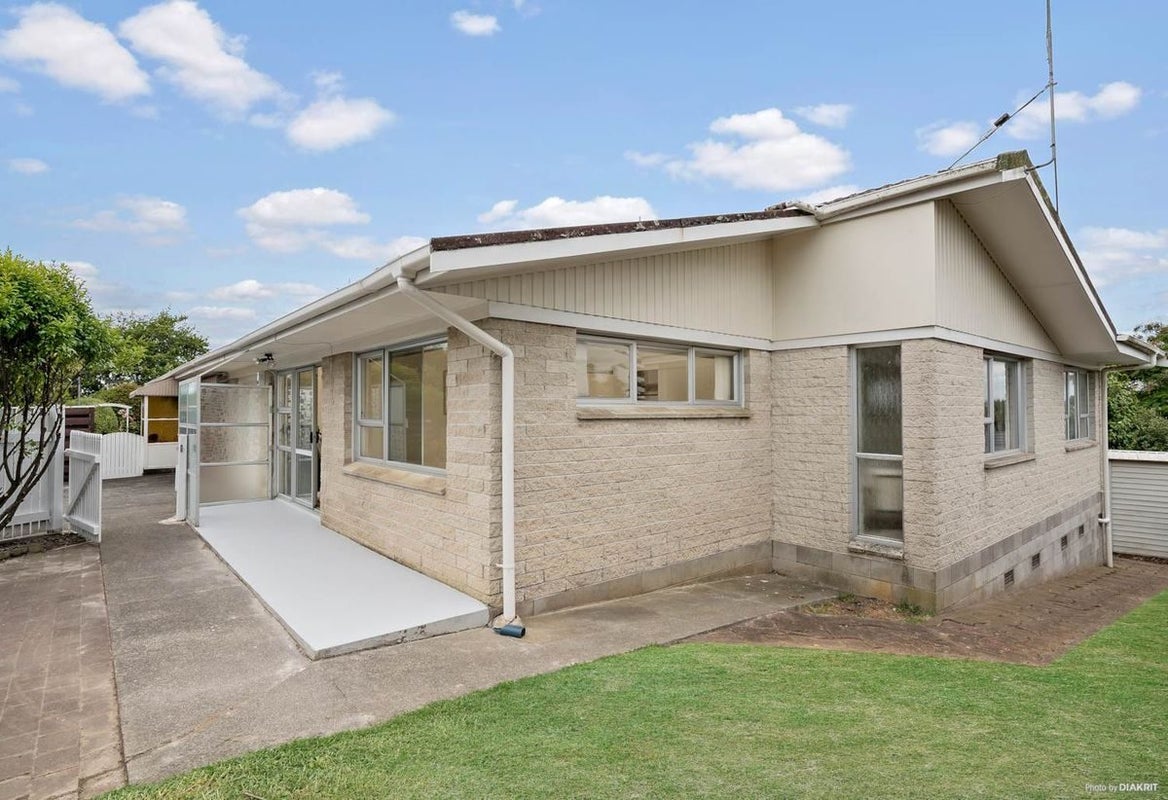 2/30 PEGLER DR, Howick, Manukau - Carousel 1