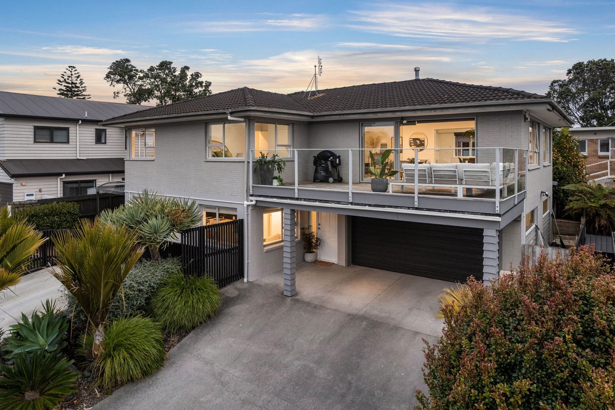 32A Gibraltar Street, Howick, Auckland - Carousel 1