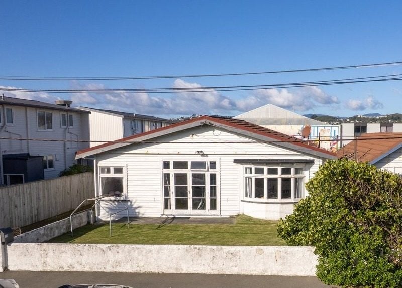 73 Apu Crescent, Lyall Bay, Wellington - Carousel 1
