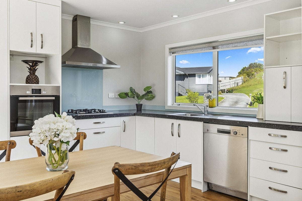 4 Doncaster Terrace, Ascot Park, Porirua - Carousel 1