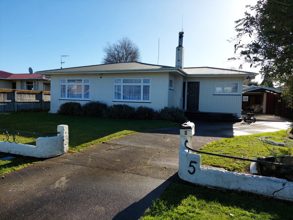 5 St Albans Avenue, Hokowhitu, Palmerston North - Carousel 1
