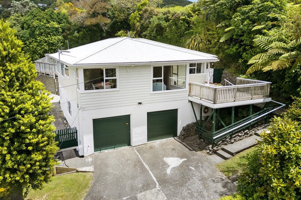 12 Pembroke Street, Tawa, Wellington - Carousel 1