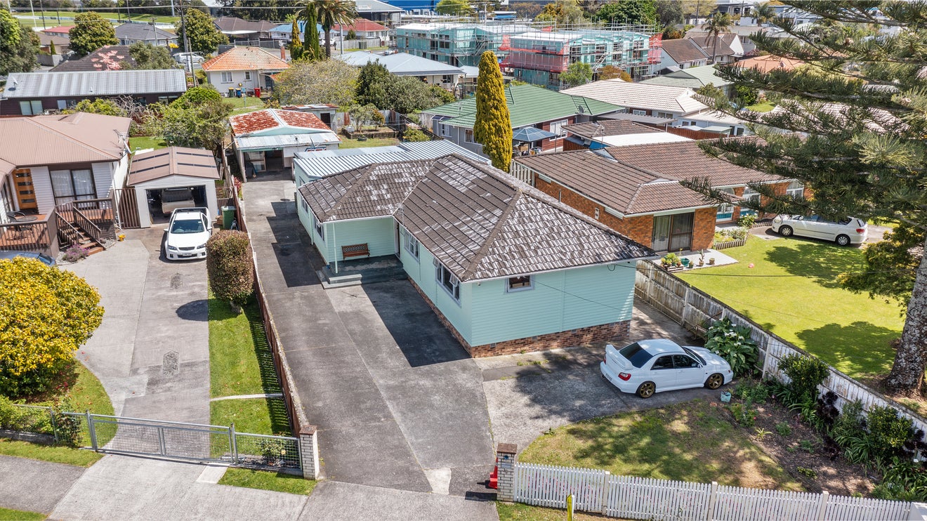 8 Rathgar Road, Henderson, Auckland - Carousel 1