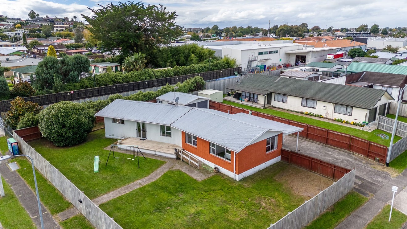 15 Poaka Avenue, Dinsdale, Hamilton - Carousel 1