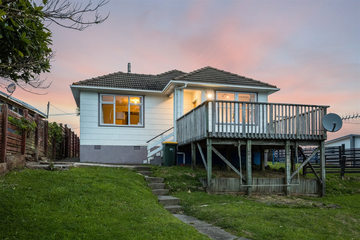 39 Jillett Street, Titahi Bay, Porirua - Carousel 1