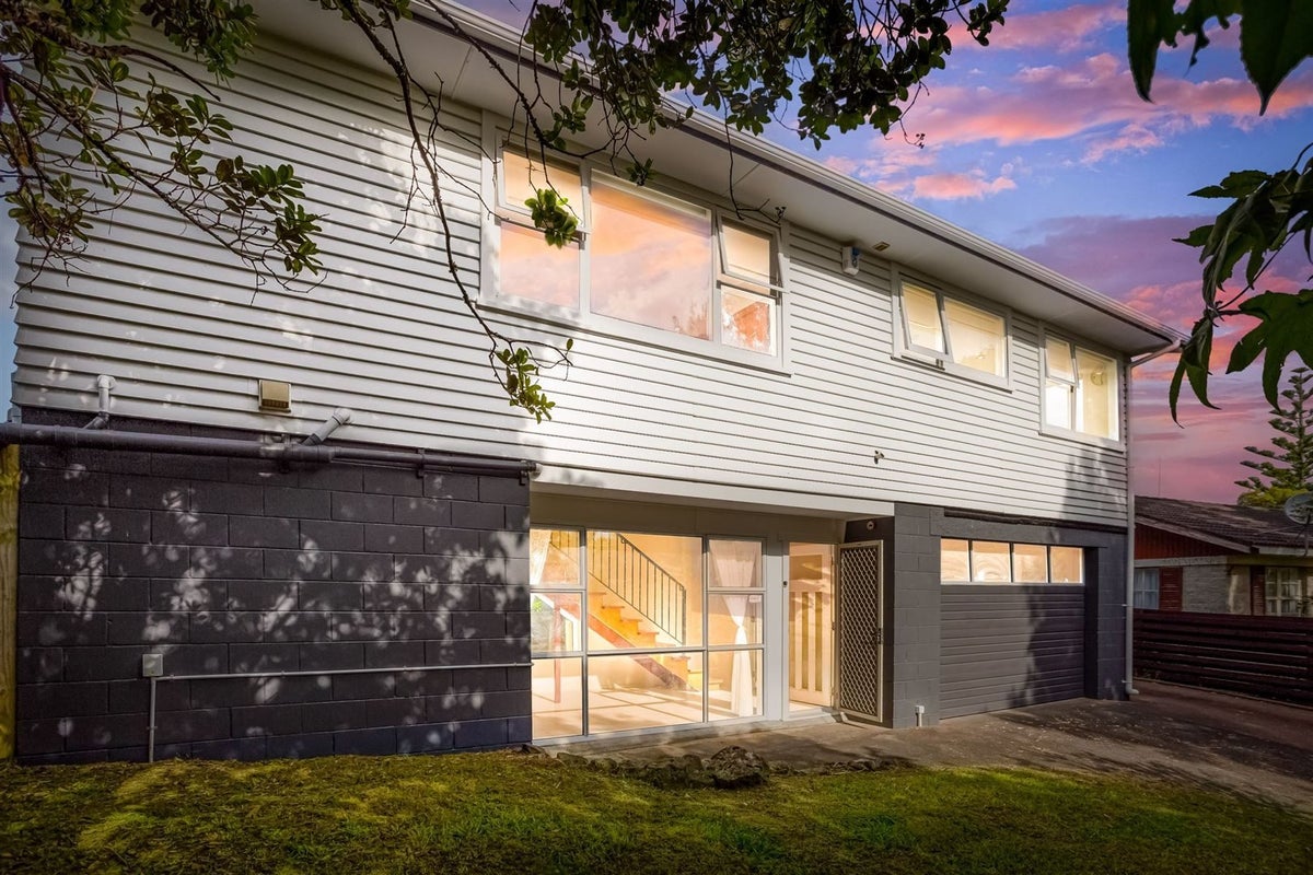 12 Crompton Road, Massey, Auckland - Carousel 2