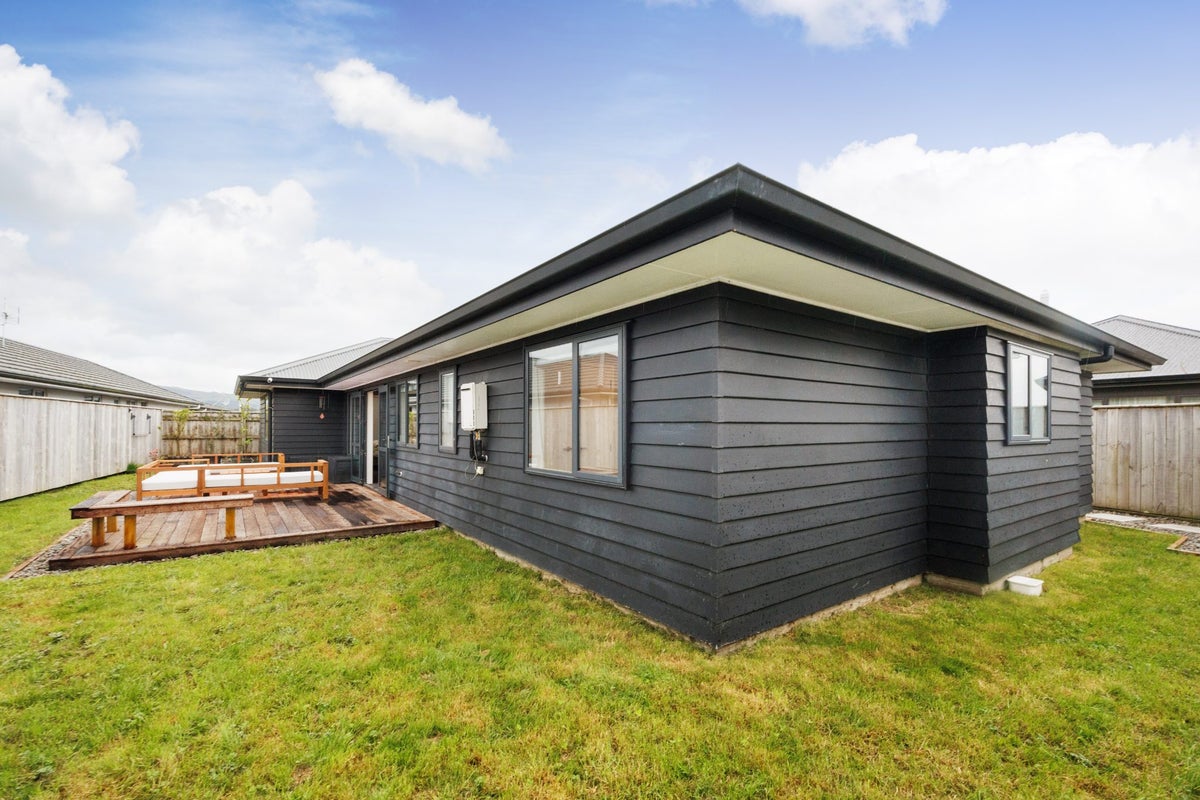 8 Butler Place, Fitzherbert, Palmerston North - Carousel 2