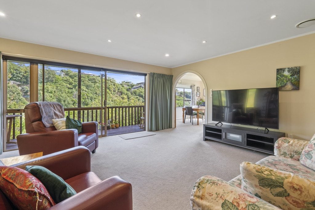 2 Waterford Drive, Churton Park, Wellington - Carousel 1