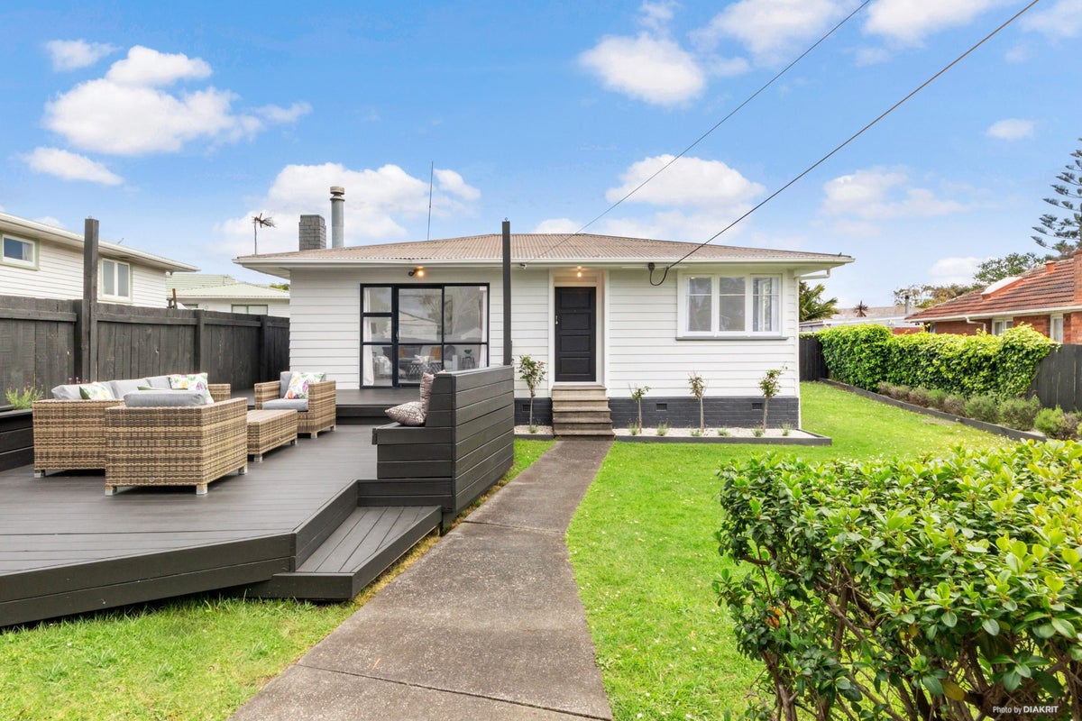 12 DUNCAN AVE, Te Atatu South, Auckland - Carousel 1