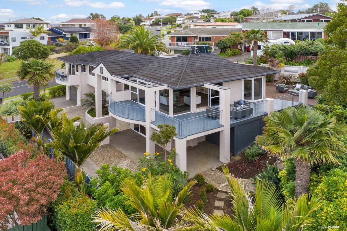 17 McCrystal Avenue, Bucklands Beach, Auckland - Carousel 1