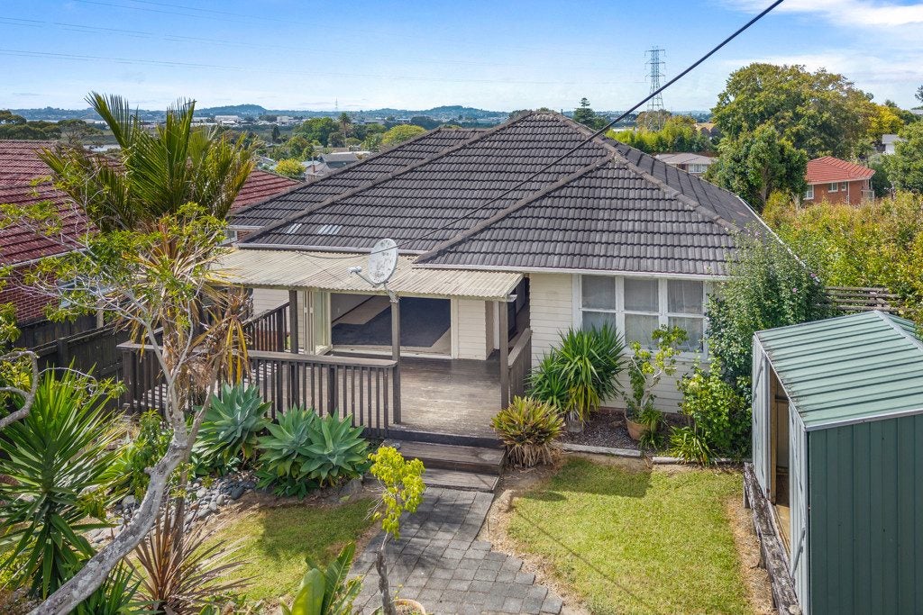 53 Tiroroa Avenue, Te Atatu South, Auckland - Carousel 1