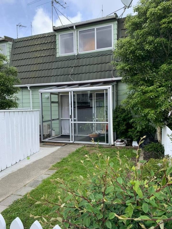 9/2 Burdendale Grove, Churton Park, Wellington - Carousel 1