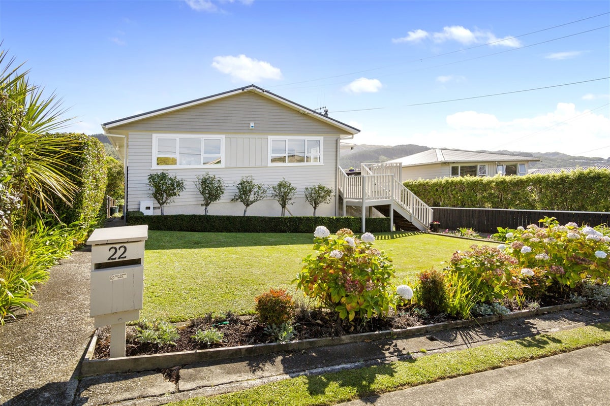 22 Saint Edmund Crescent, Tawa, Wellington - Carousel 2