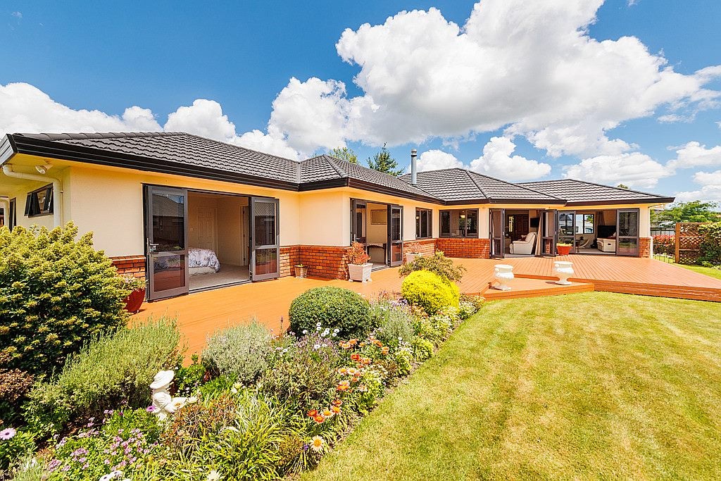16 Sycamore Crescent, Fitzherbert, Palmerston North - Carousel 2