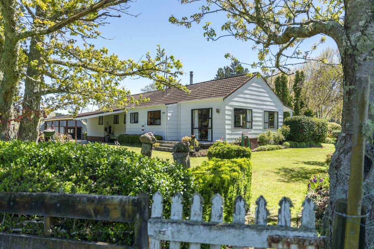 906 Tukairangi Road, Acacia Bay, Taupo - Carousel 1