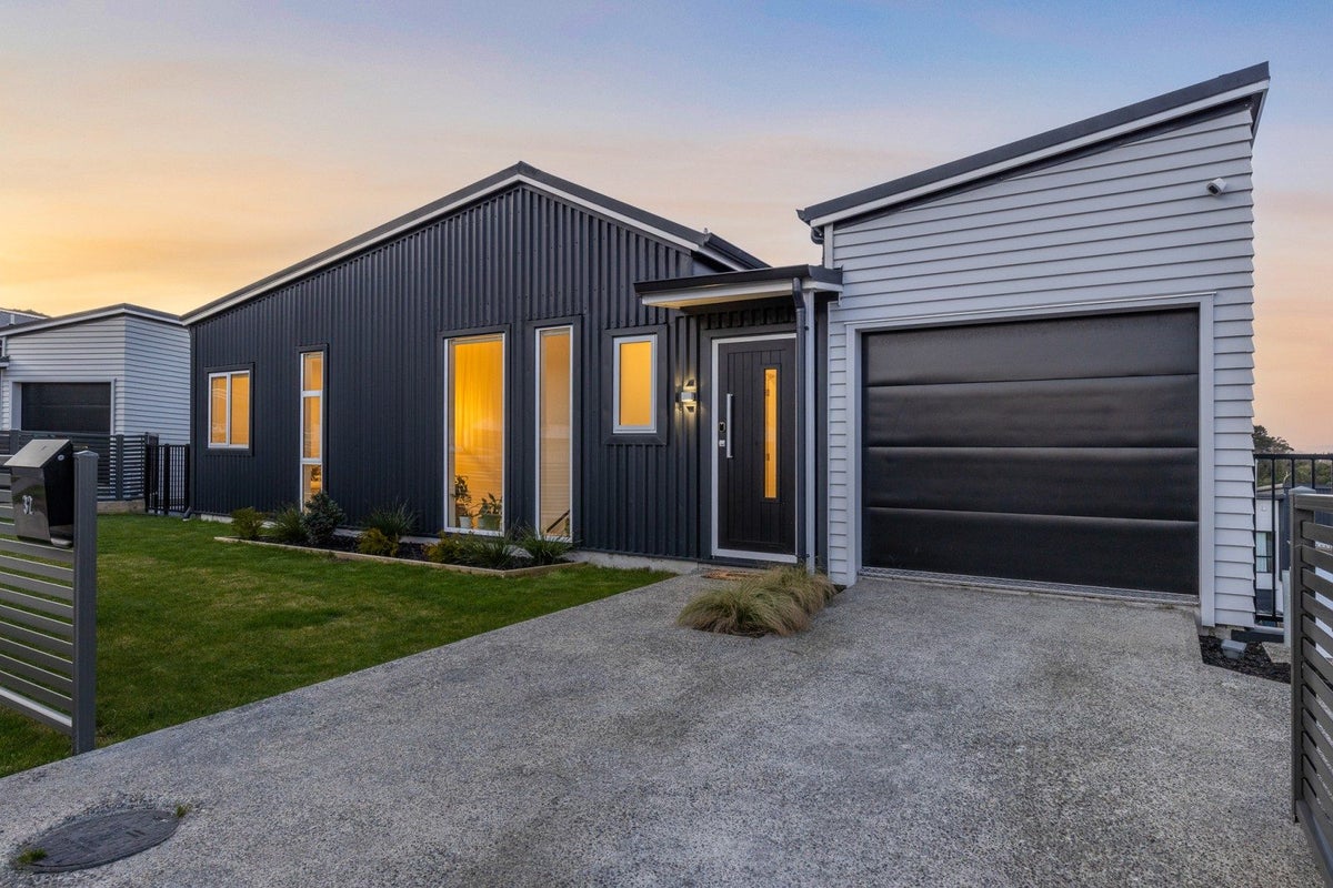 32 Hokioi Drive, Kenepuru, Porirua - Carousel 1