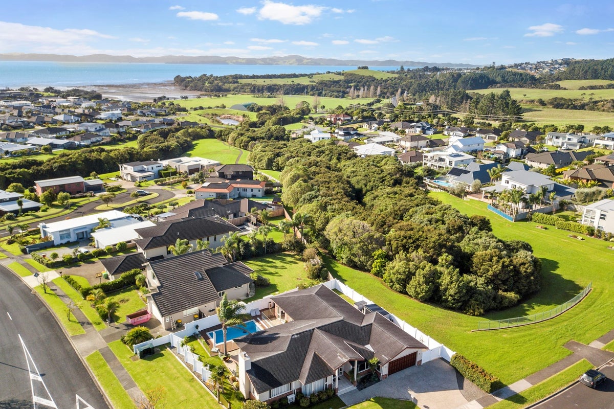 2 Liberty Crescent, Beachlands, Auckland - Carousel 2