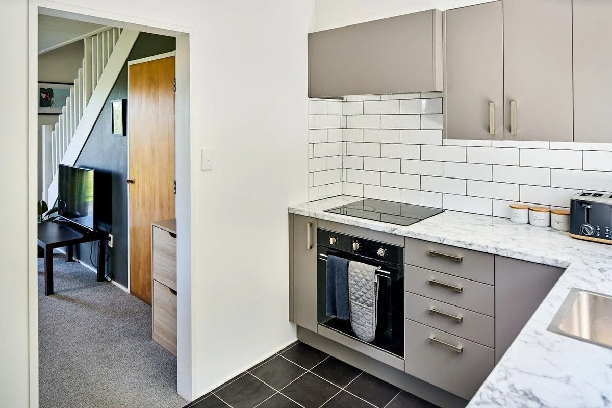 18A Cheltenham Terrace, Newlands, Wellington - Carousel 2