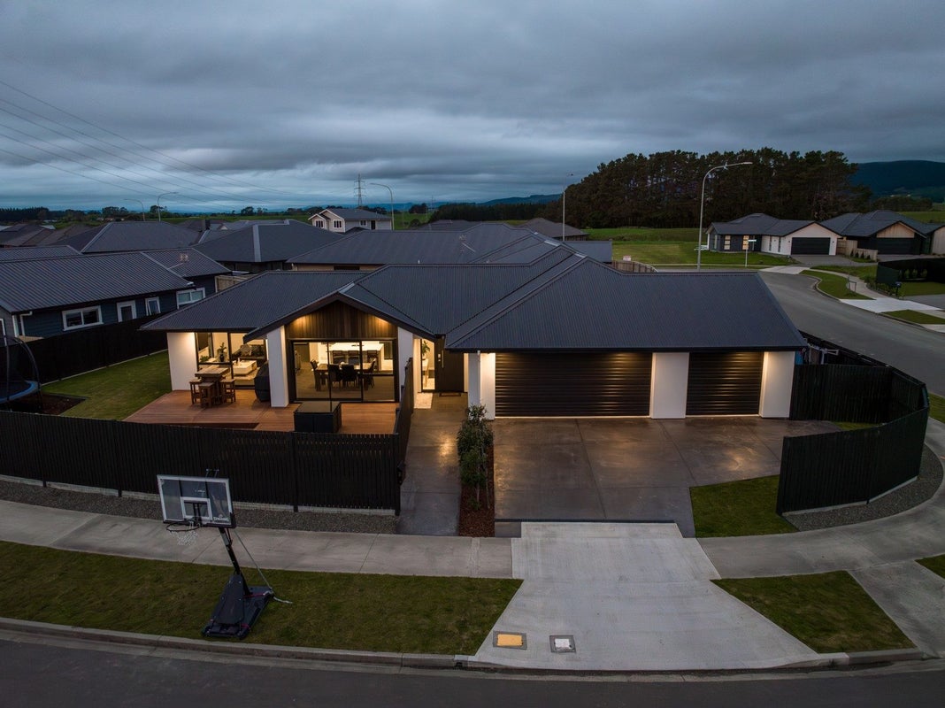 2 Corsica Court, Fitzherbert, Palmerston North - Carousel 1