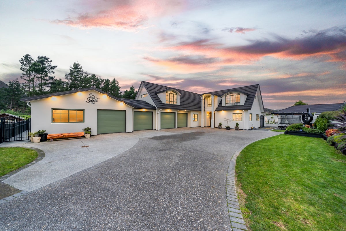 18 Mary Huse Grove, Manor Park, Lower Hutt - Carousel 1
