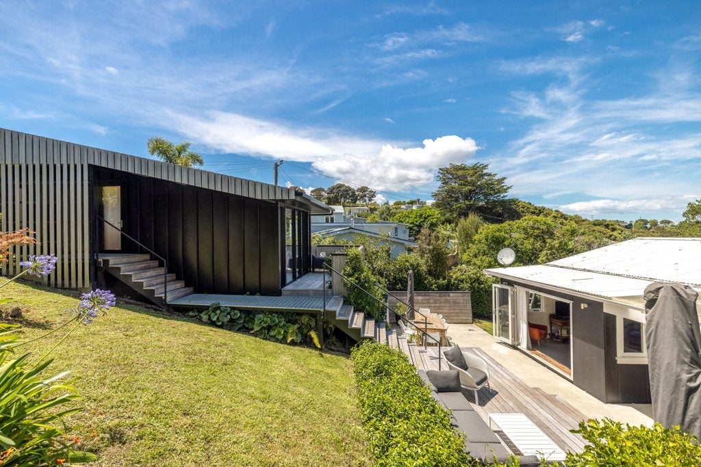 70 Queens Drive, Oneroa, Waiheke Island - Carousel 1