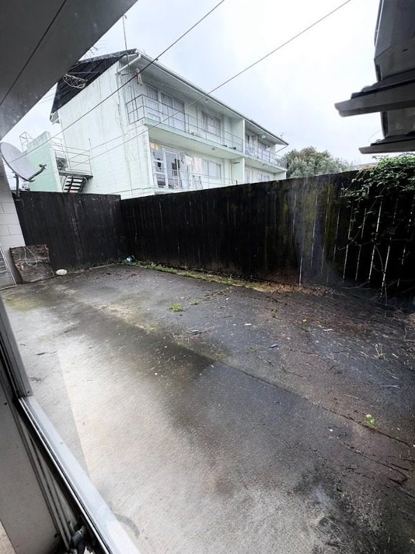 8/19 Locarno Avenue, Sandringham, Auckland - Carousel 24