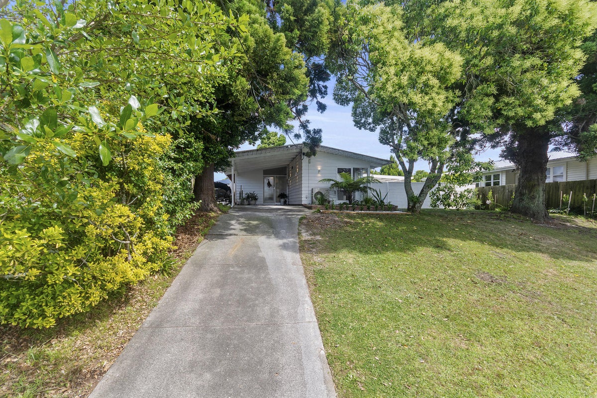 64 Tiroroa Avenue, Te Atatu South, Auckland - Carousel 1