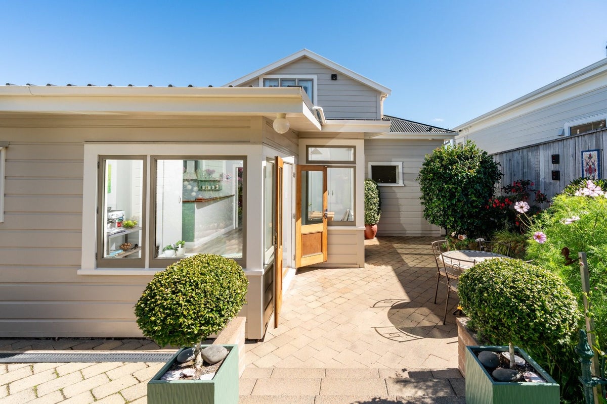 13 West Road, Northland, Wellington - Carousel 1