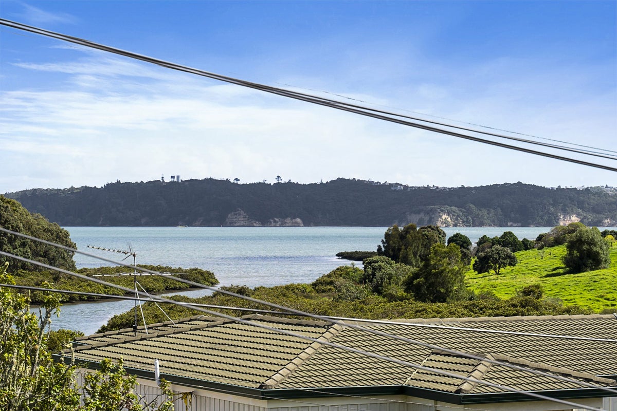 73 Wainui Avenue, Point Chevalier, Auckland - Carousel 2