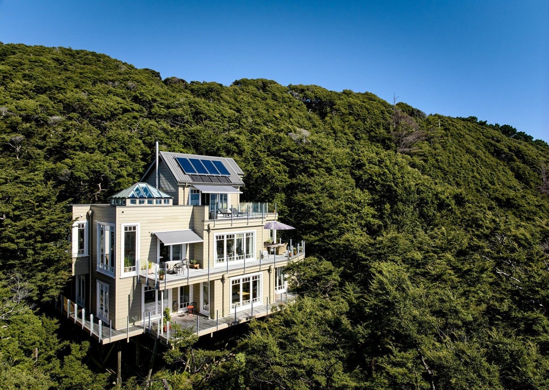 18 Huia Road, Days Bay, Lower Hutt - Carousel 1