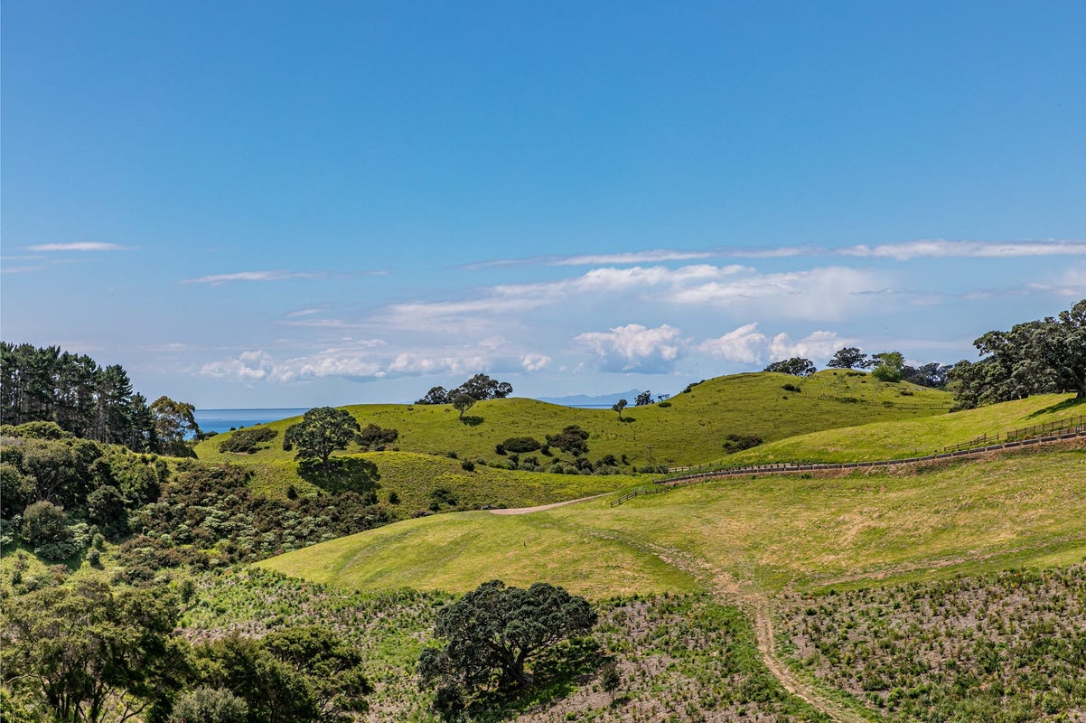 32 Hill Road, Ostend, Waiheke Island - Carousel 1