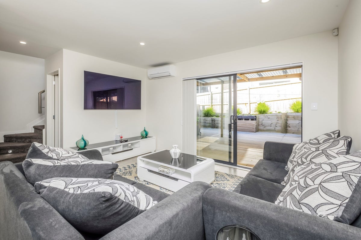 5 Shahkot Way, Papatoetoe, Auckland - Carousel 2