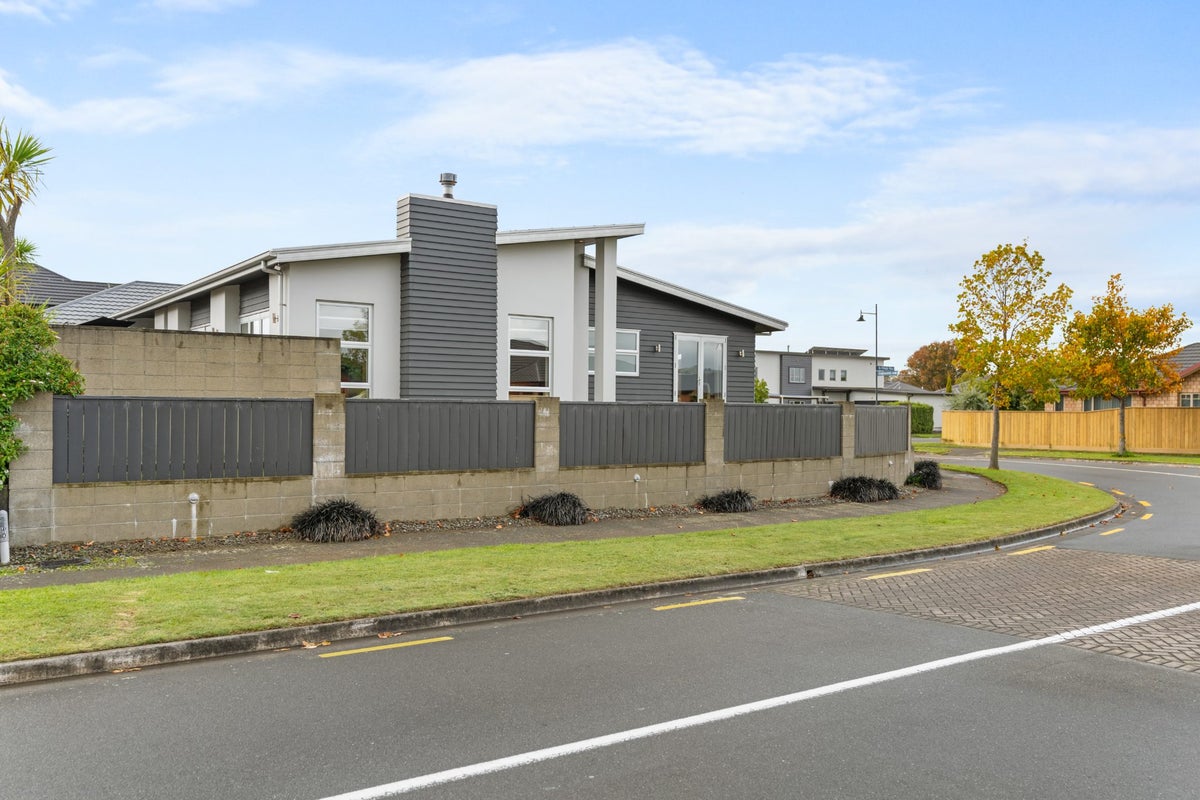 16 Eaglesome Avenue, Aidanfield, Christchurch - Carousel 21